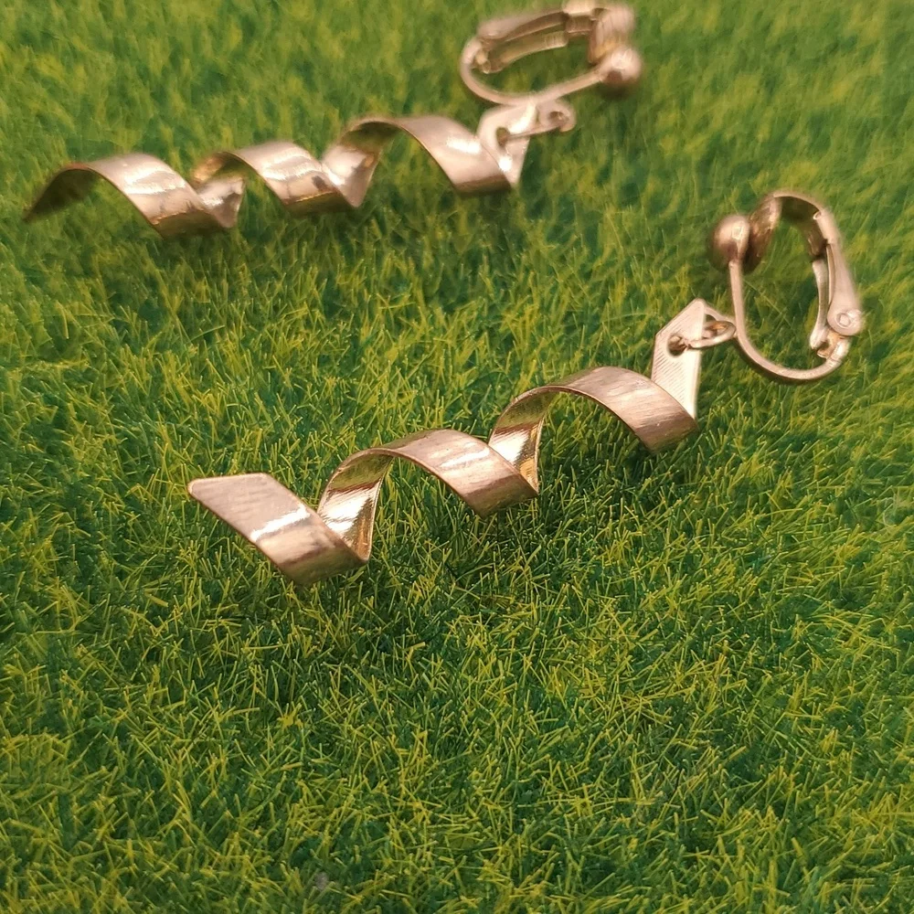 Elegant Gold Tone Spiral Earrings Clip On E2169